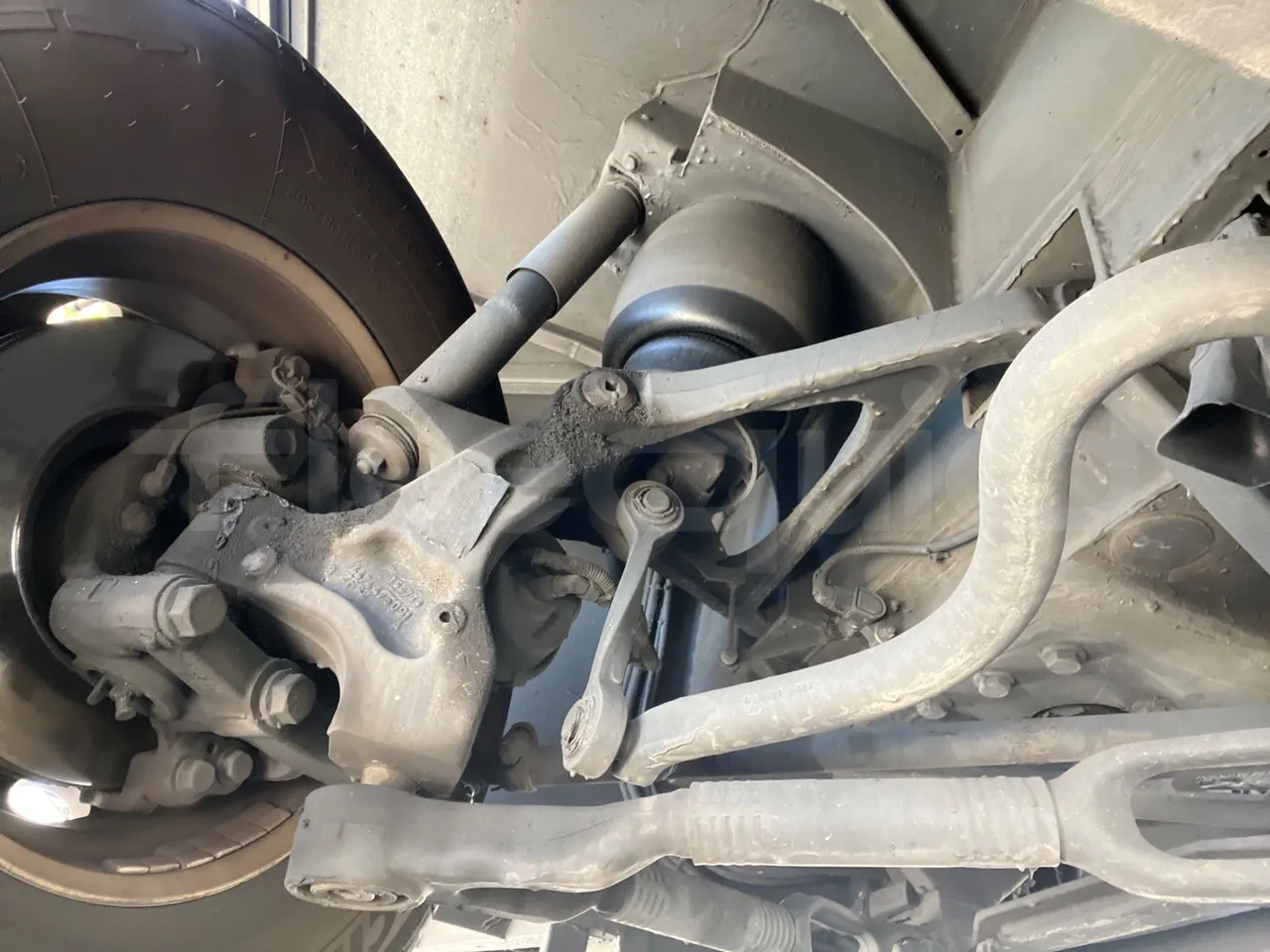 Mercedes-Benz Tourismo E16/2RHD-EUR6 -335kW -13.115m - front shock absorbers left