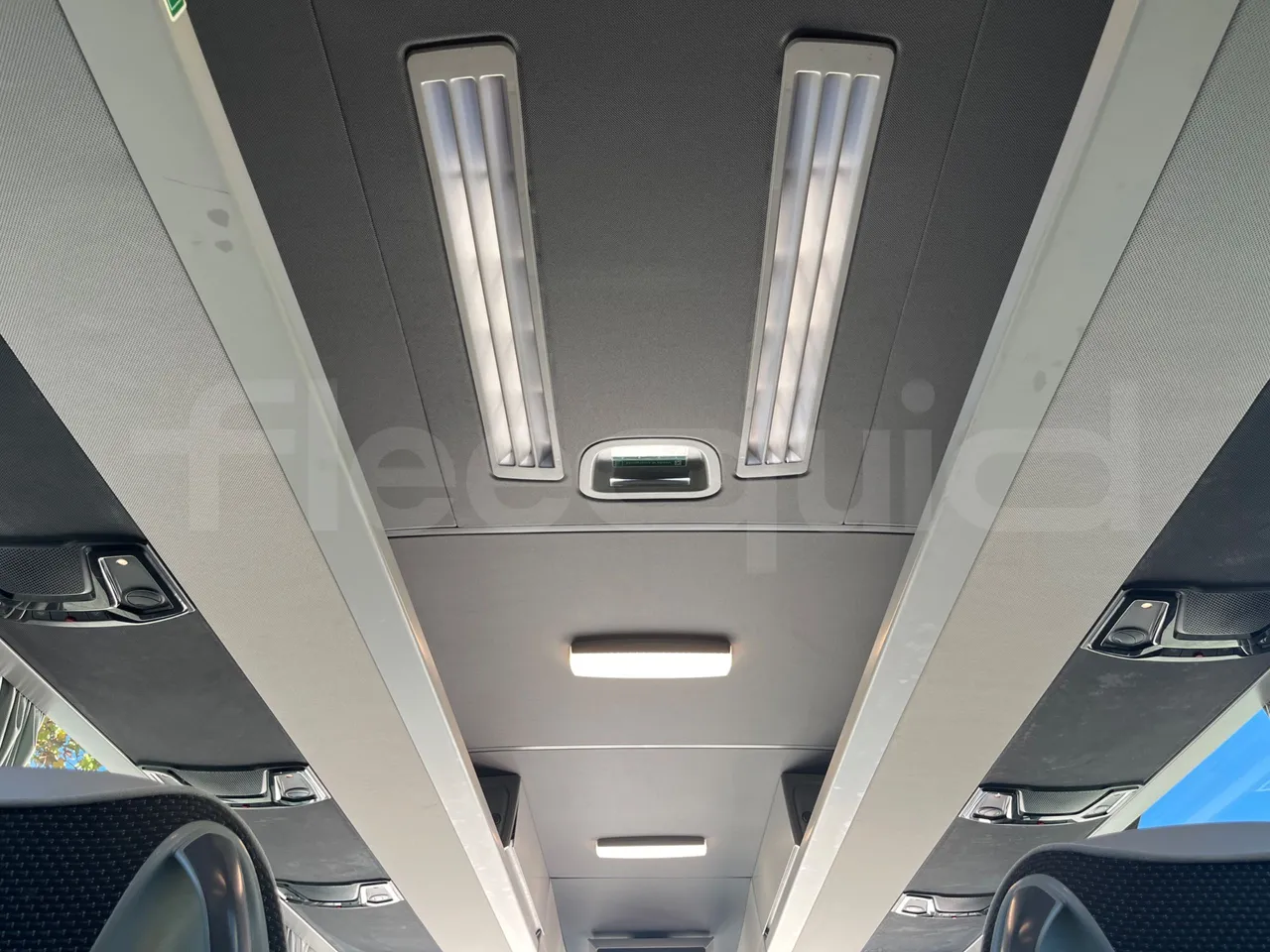 Mercedes-Benz Tourismo E16/2RHD-EUR6 -335kW -13.115m - roof hatch 2