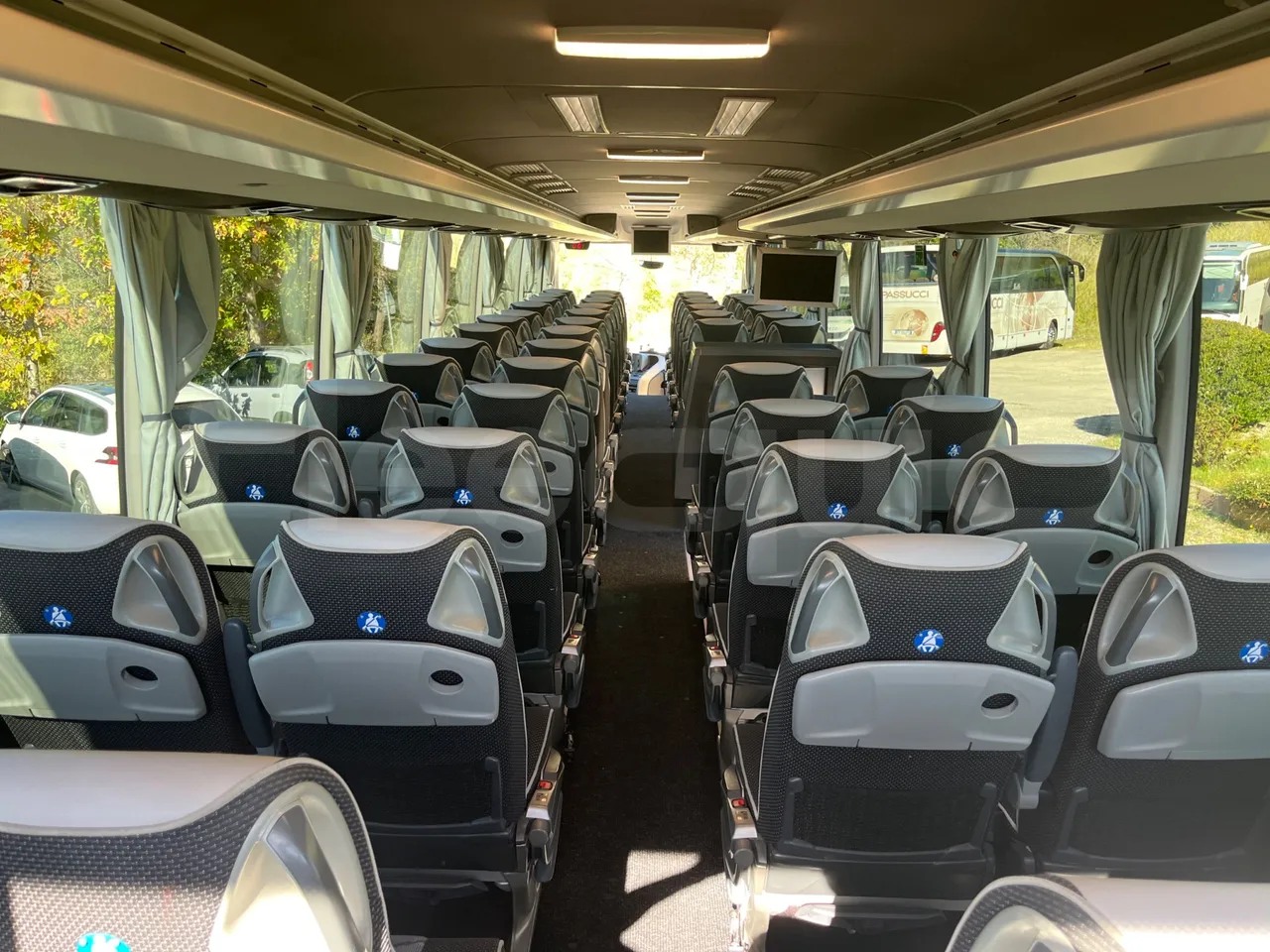 Mercedes-Benz Tourismo E16/2RHD-EUR6 -335kW -13.115m - forward view middle aisle