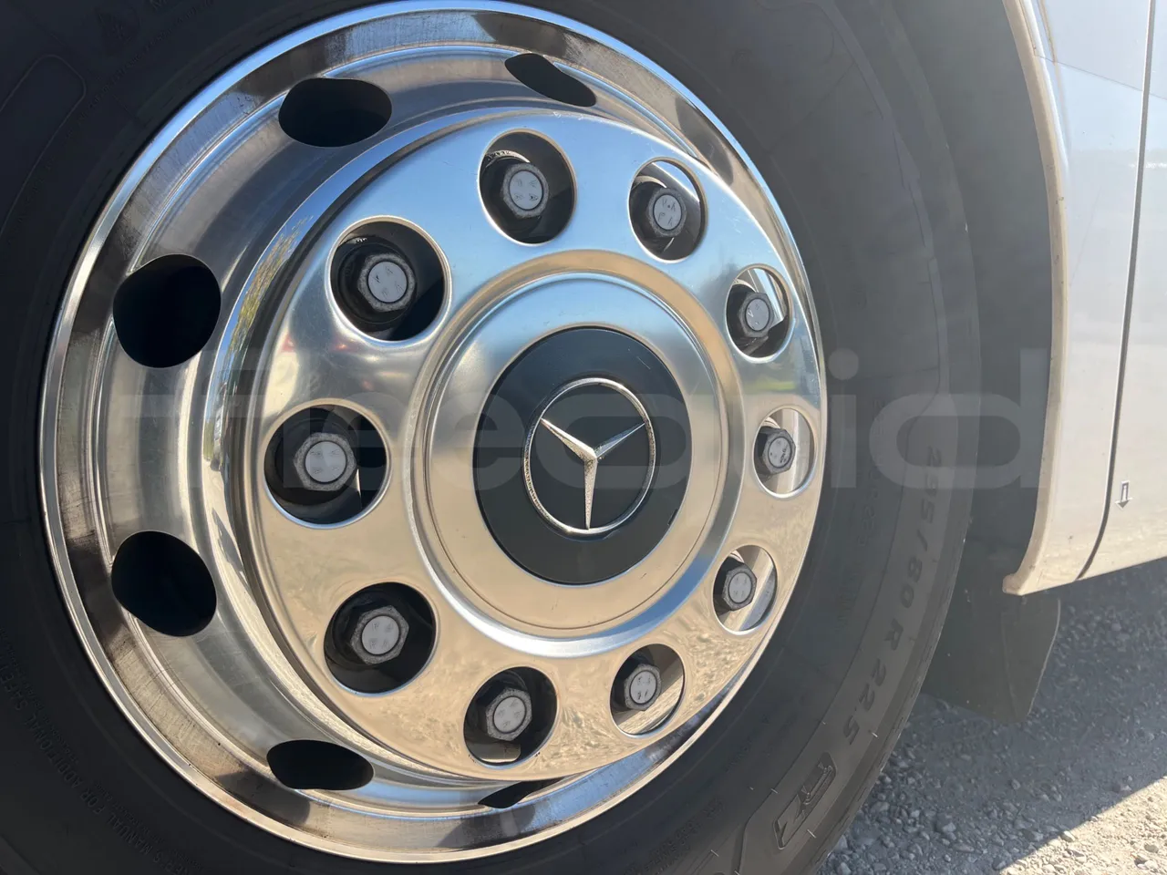 Mercedes-Benz Tourismo E16/2RHD-EUR6 -335kW -13.115m - tread condition front tires left