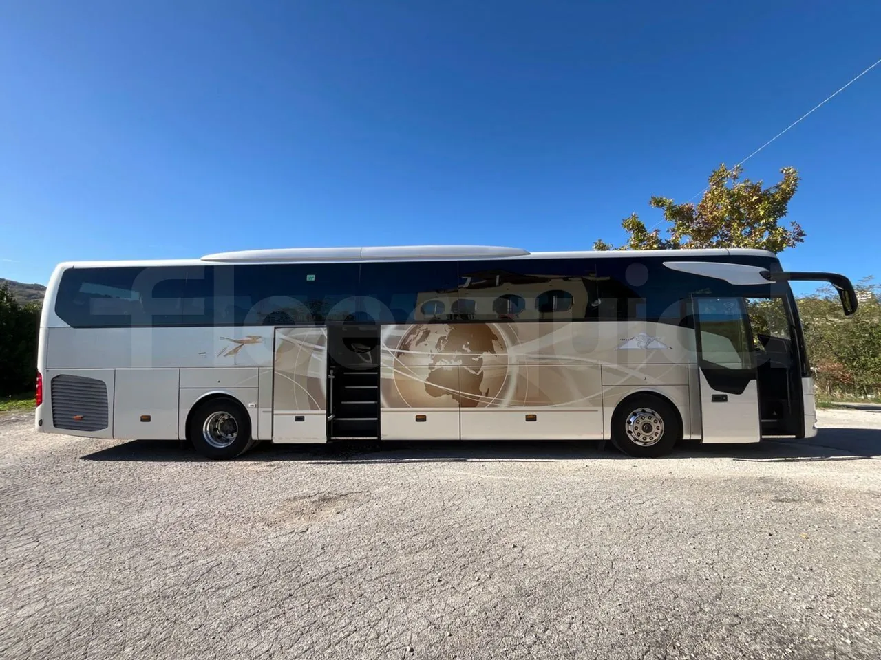 Mercedes-Benz Tourismo E16/2RHD-EUR6 -335kW -13.115m - right side doors open