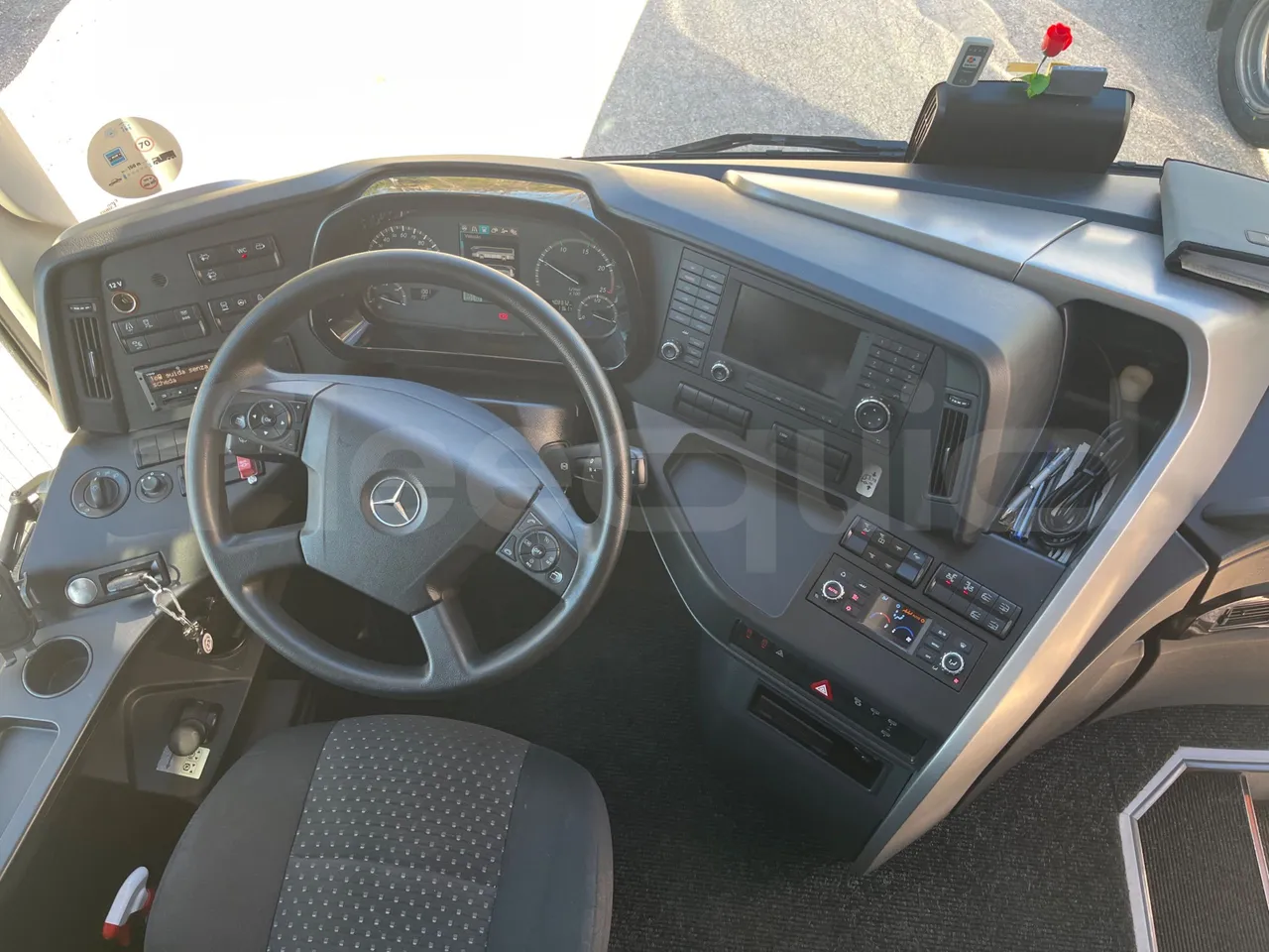 Mercedes-Benz Tourismo E16/2RHD-EUR6 -335kW -13.115m - steering wheel photo