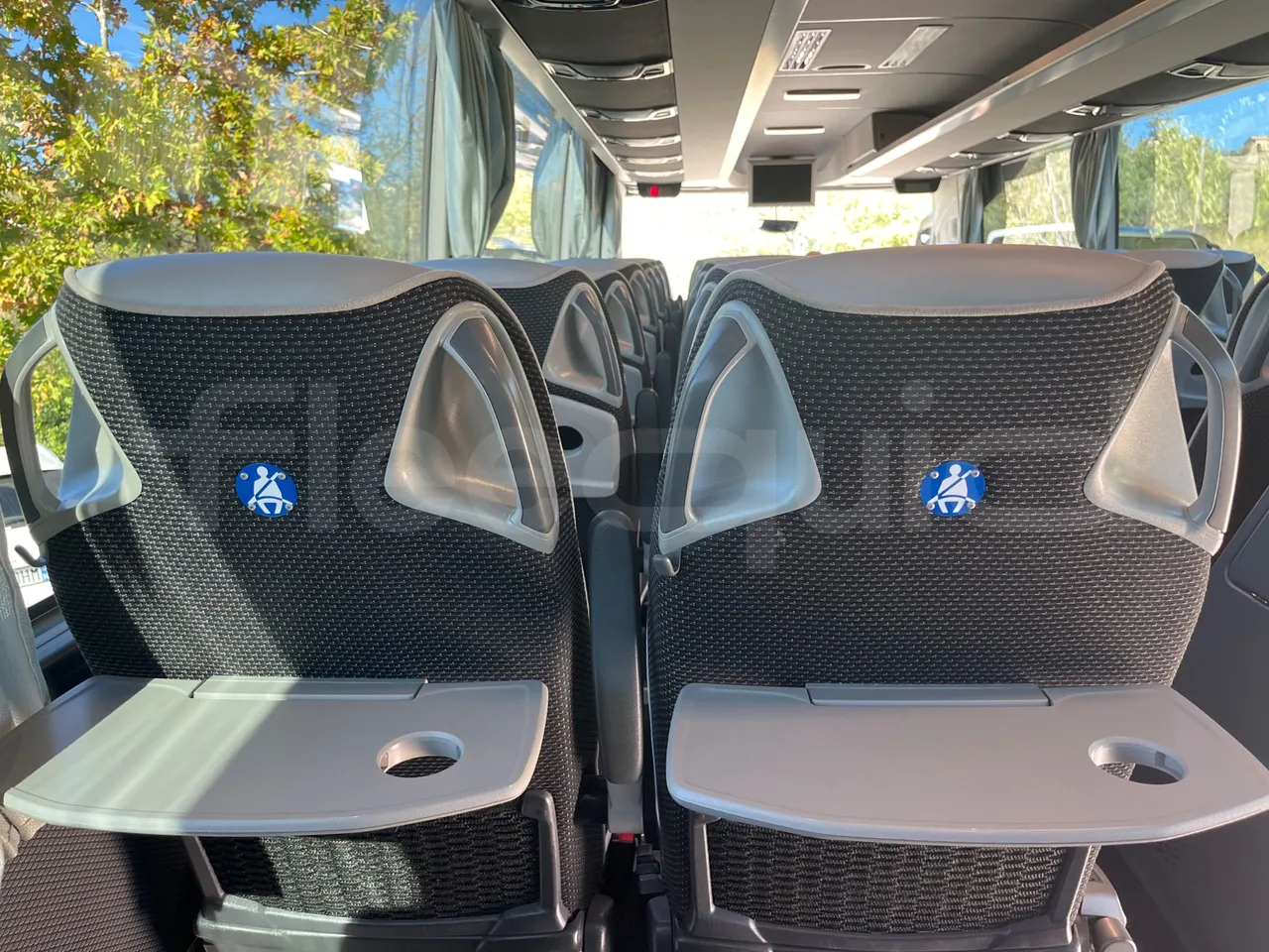 Mercedes-Benz Tourismo E16/2RHD-EUR6 -335kW -13.115m - table detail photo