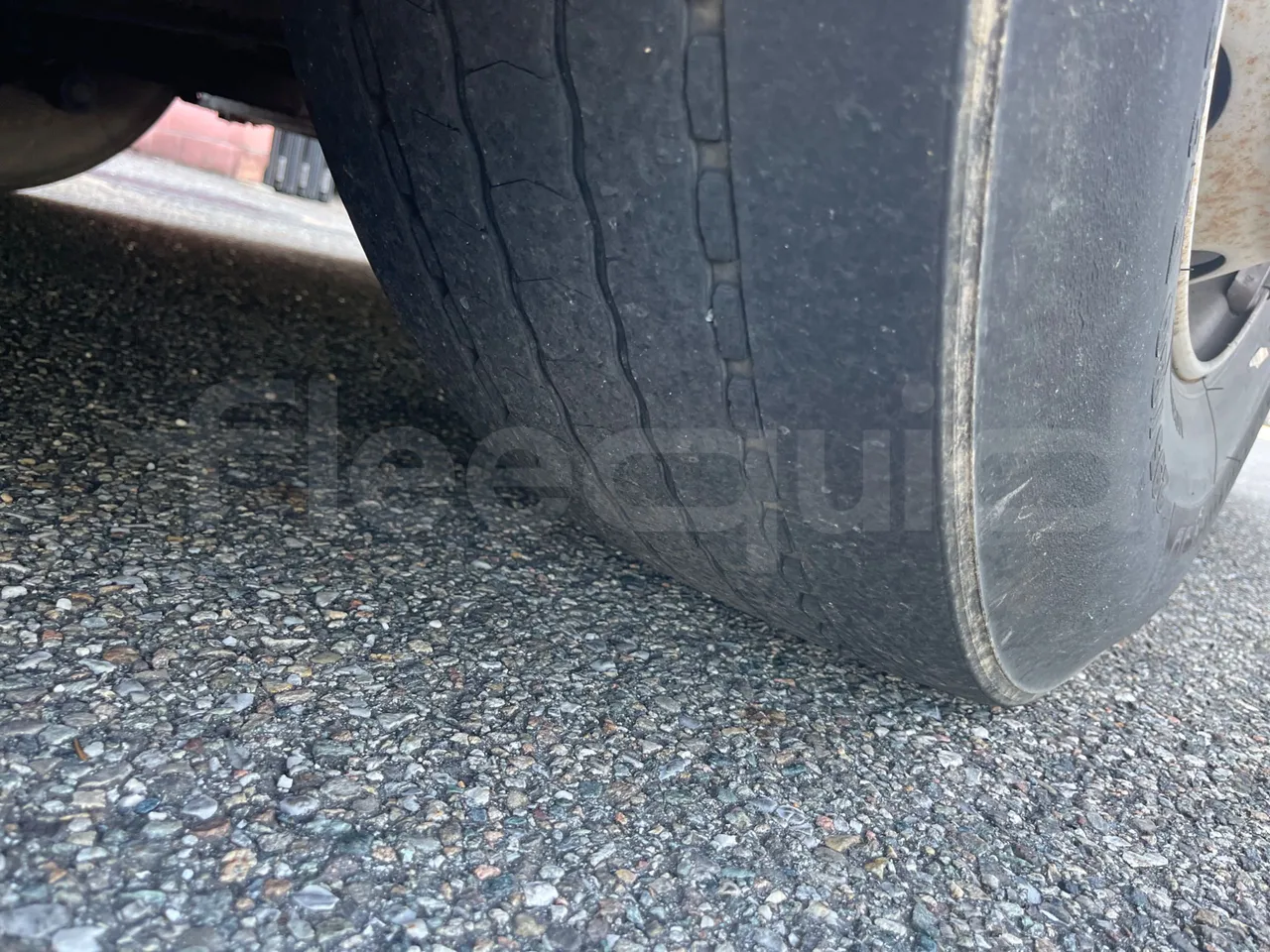 Mercedes-Benz Integro 0550-EUR3-220kW-12m - tread condition front tires right