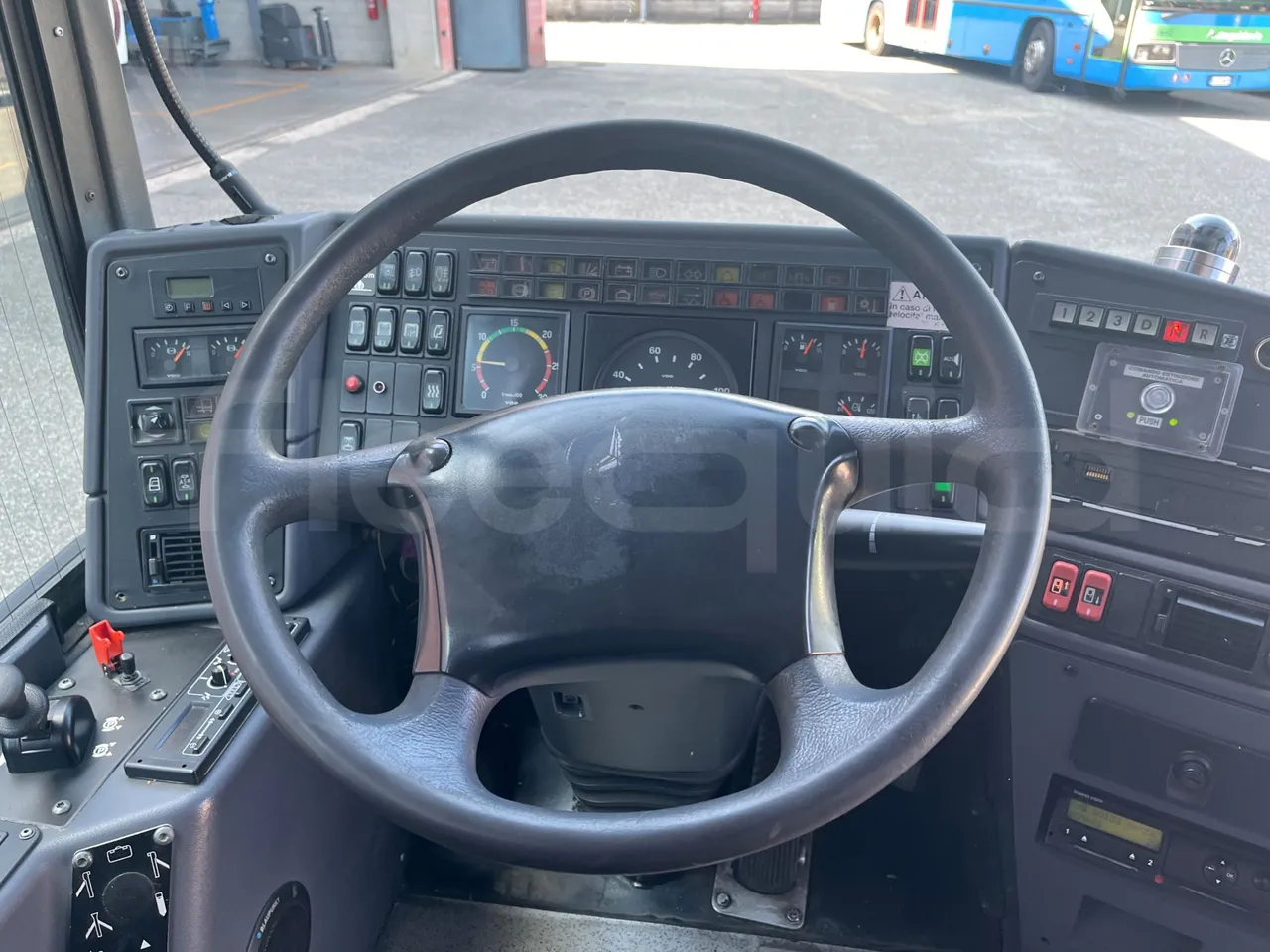Mercedes-Benz Integro 0550-EUR3-220kW-12m - steering wheel photo