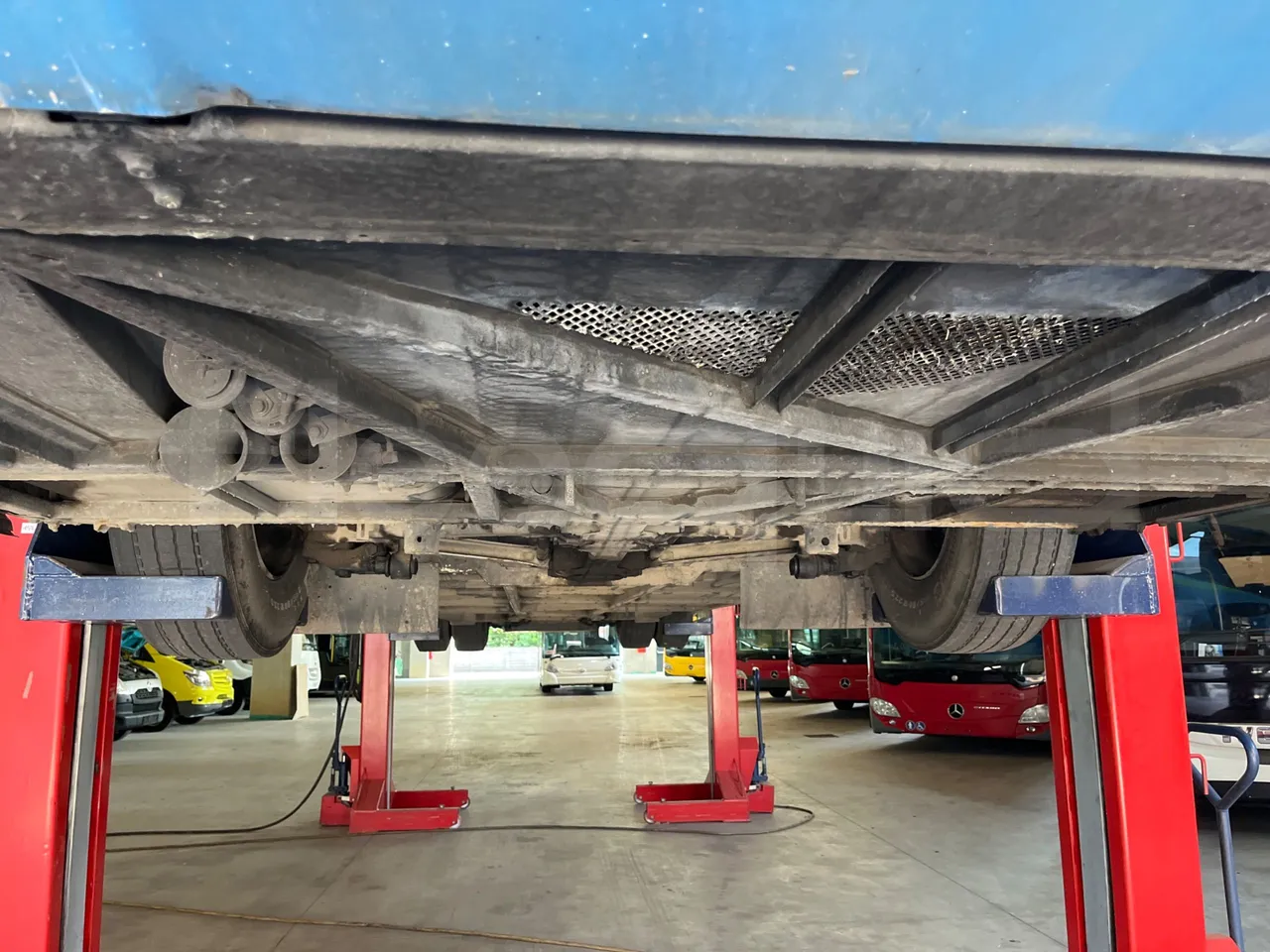 Mercedes-Benz Integro 0550-EUR3-220kW-12m - front undercarriage from front