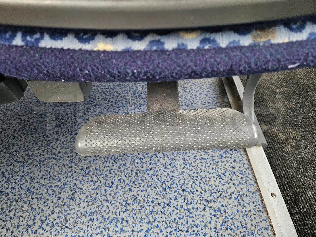 Mercedes-Benz Tourismo 15 RDH - EURO 4 - 300 kW - 12m -3,65 hight - footrest detail photo