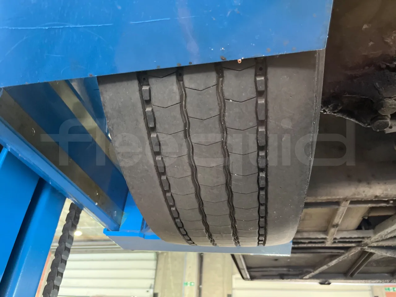 Mercedes-Benz Integro 0550-EUR3-220kW-12m - tread condition front tires left