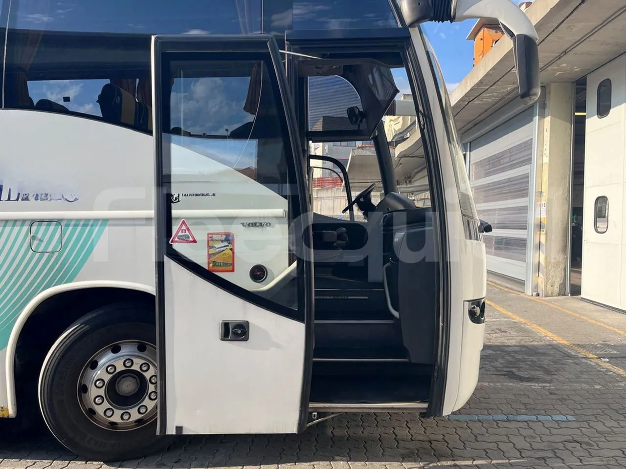 Volvo 9700 B12B  - Euro3 - 309kW - 13.680mt - front door 1 open