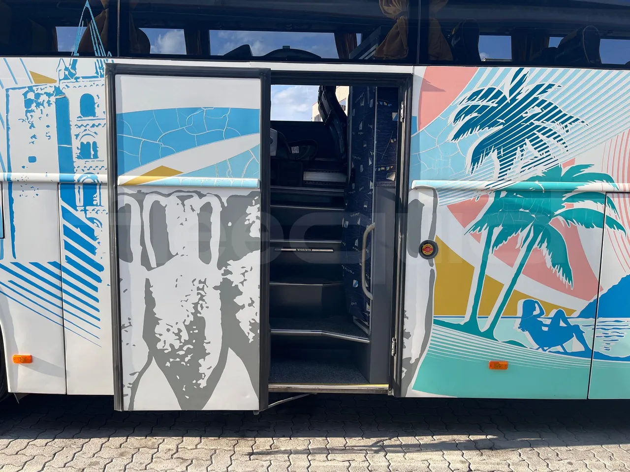 Volvo 9700 B12B  - Euro3 - 309kW - 13.680mt - front door 2 open