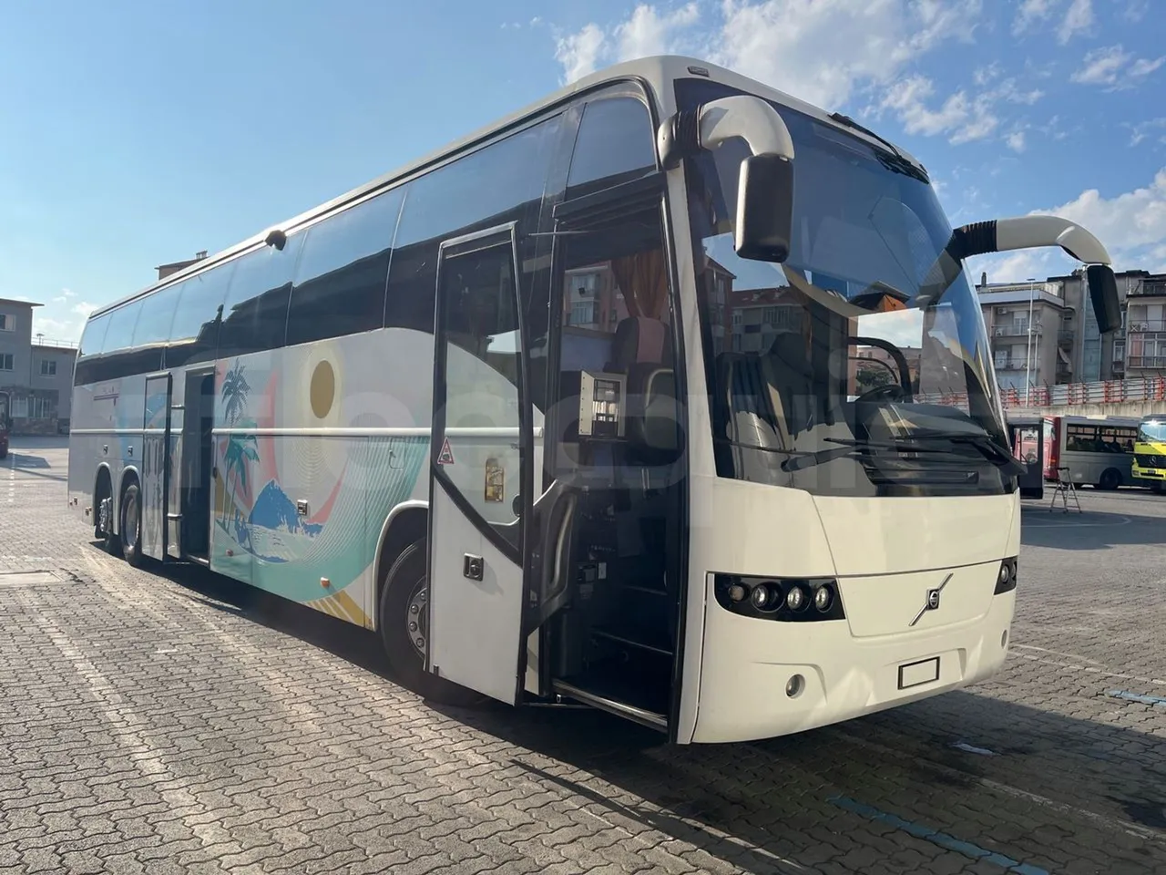 Volvo 9700 B12B  - Euro3 - 309kW - 13.680mt - 3/4 right front doors open