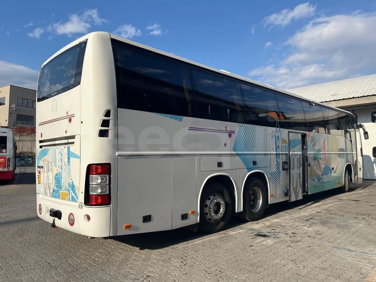 Volvo 9700 B12B  - Euro3 - 309kW - 13.680mt - 3/4 right rear doors open