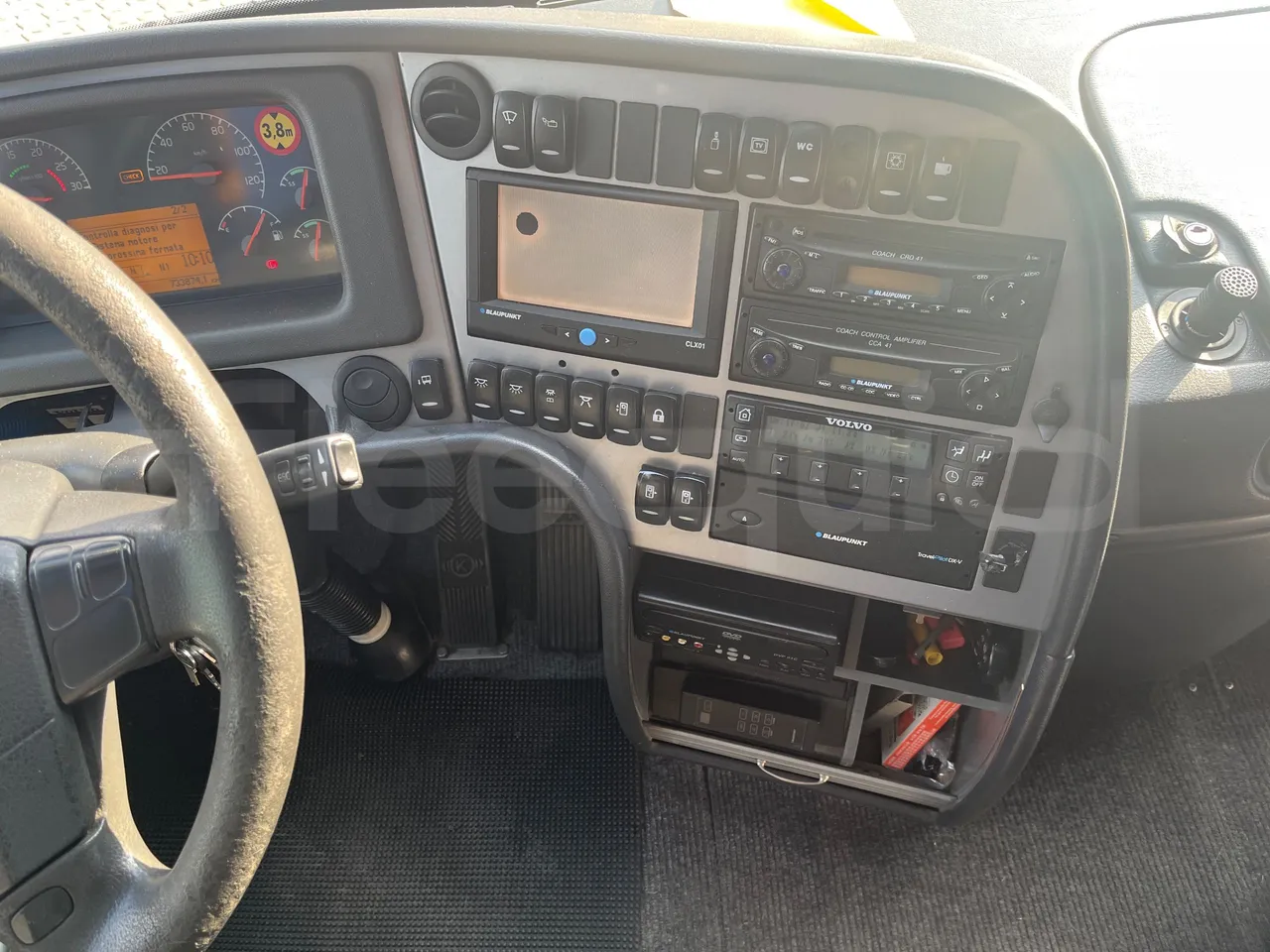 Volvo 9700 B12B  - Euro3 - 309kW - 13.680mt - radio accessories photo
