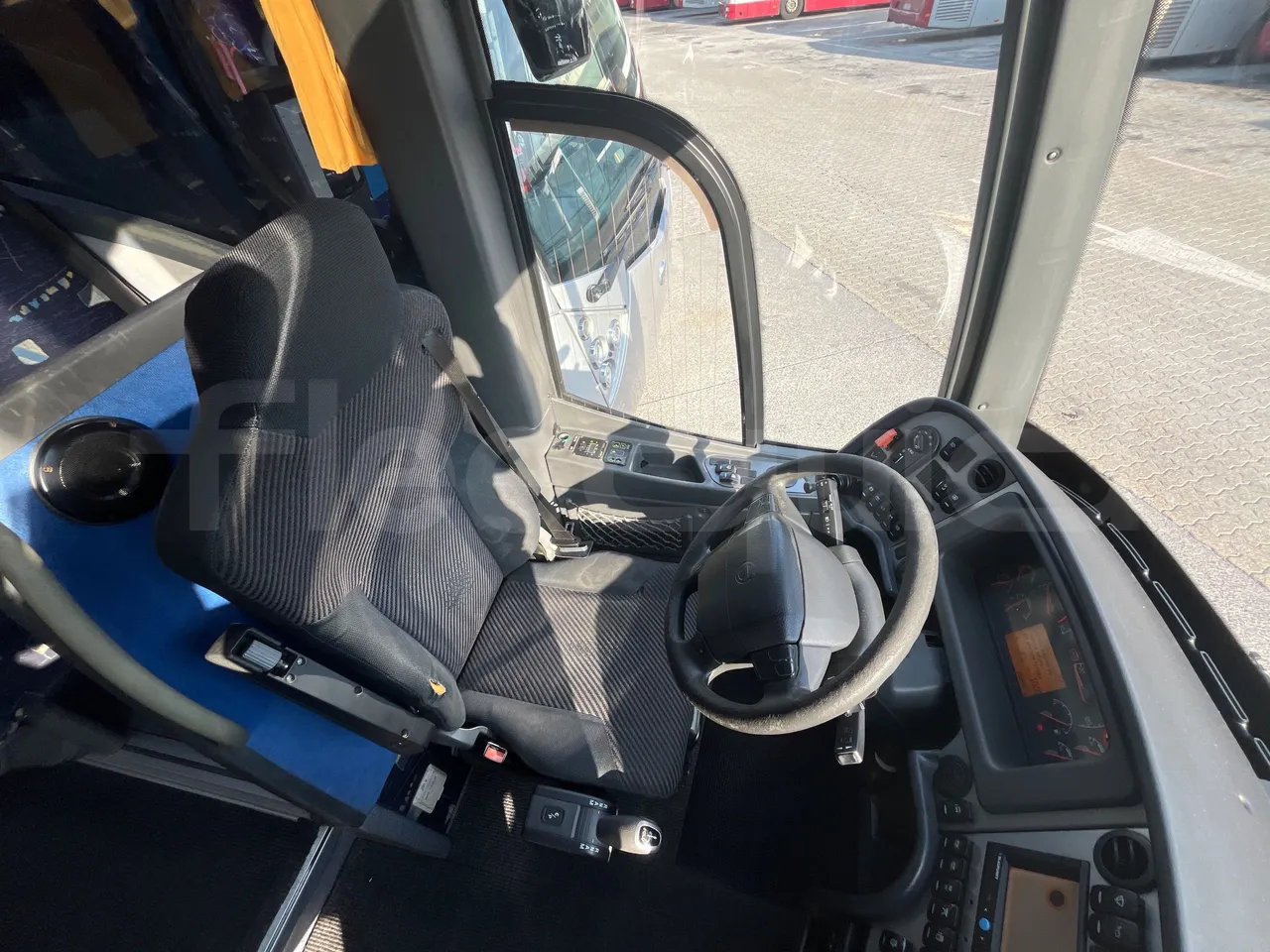 Volvo 9700 B12B  - Euro3 - 309kW - 13.680mt - driver's seat photo