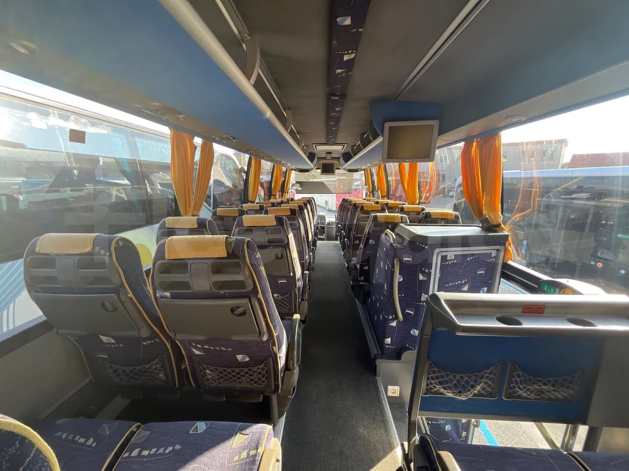 Volvo 9700 B12B  - Euro3 - 309kW - 13.680mt - forward view middle aisle