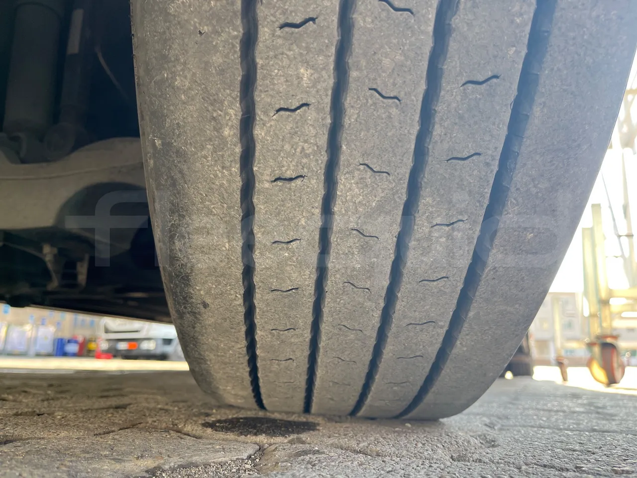 Volvo 9700 B12B  - Euro3 - 309kW - 13.680mt - tread condition front tires left