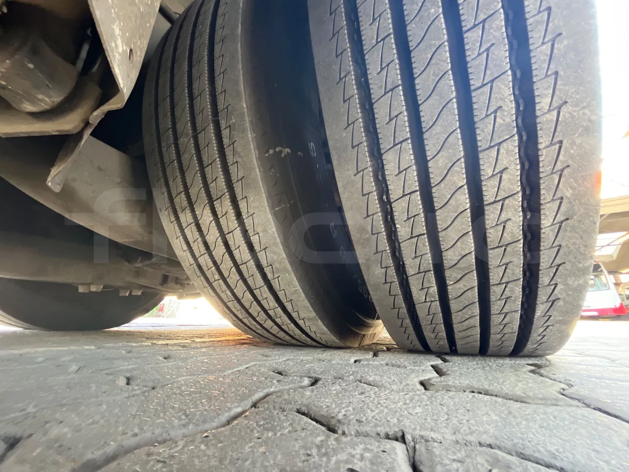 Volvo 9700 B12B  - Euro3 - 309kW - 13.680mt - tread condition second axle tires right