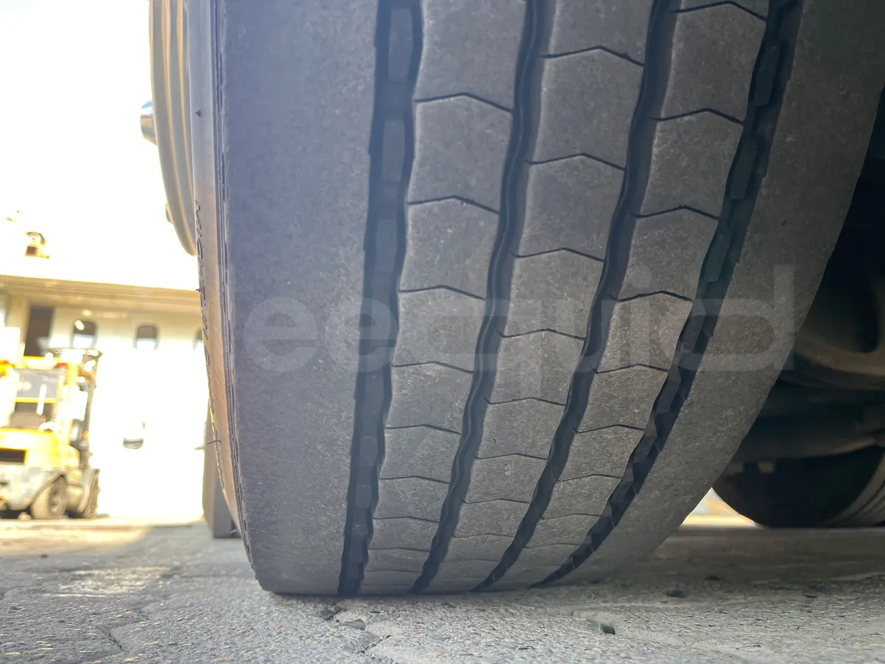 Volvo 9700 B12B  - Euro3 - 309kW - 13.680mt - tread condition third axle tires left