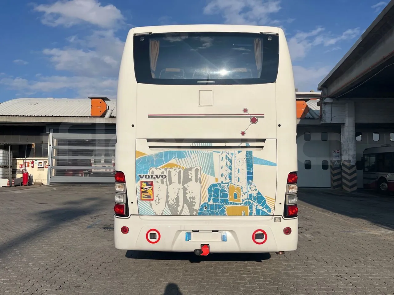 Volvo 9700 B12B  - Euro3 - 309kW - 13.680mt - rear hatch closed