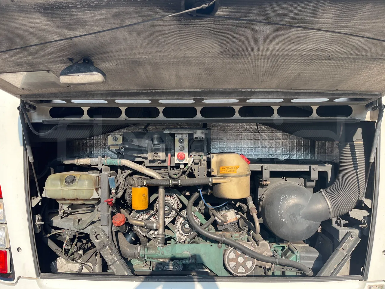 Volvo 9700 B12B  - Euro3 - 309kW - 13.680mt - rear hatch open