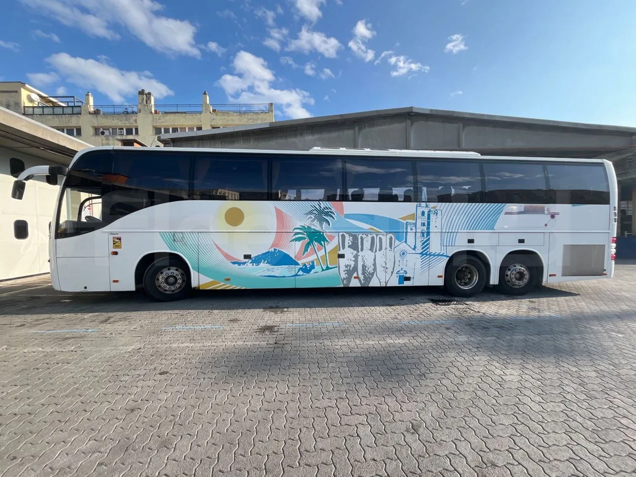 Volvo 9700 B12B  - Euro3 - 309kW - 13.680mt - left side photo