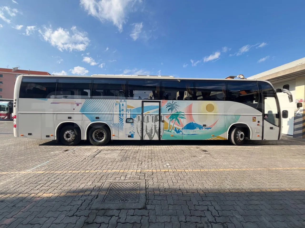 Volvo 9700 B12B  - Euro3 - 309kW - 13.680mt - right side doors closed