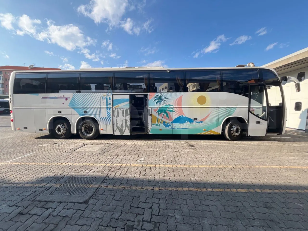 Volvo 9700 B12B  - Euro3 - 309kW - 13.680mt - right side doors open