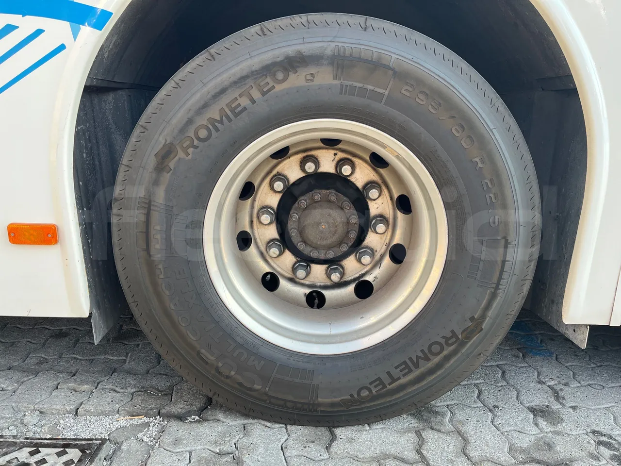 Volvo 9700 B12B  - Euro3 - 309kW - 13.680mt - rear left tire photo