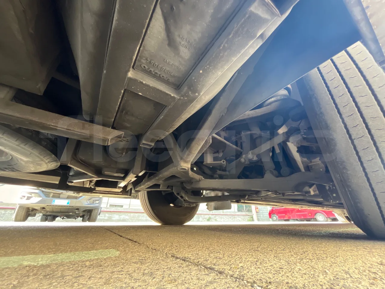 Volvo 9700 B12B  - Euro3 - 309kW - 13.680mt - front axle left side