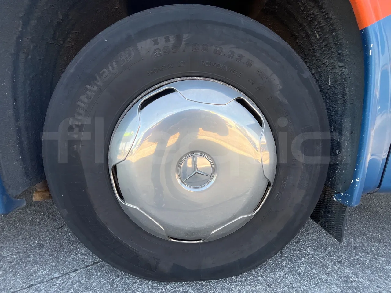 Mercedes-Benz OC 500 RF A4GC10 -EUR4 -260kW -13.5m - tread condition front tires left