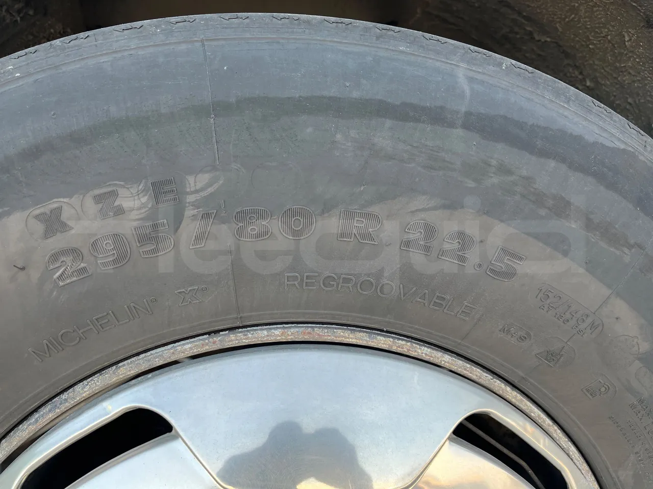 Mercedes-Benz OC 500 RF A4GC10 -EUR4 -260kW -13.5m - tread condition front tires right
