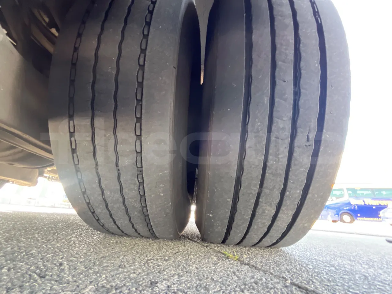 Mercedes-Benz OC 500 RF A4GC10 -EUR4 -260kW -13.5m - tread condition second axle tires left