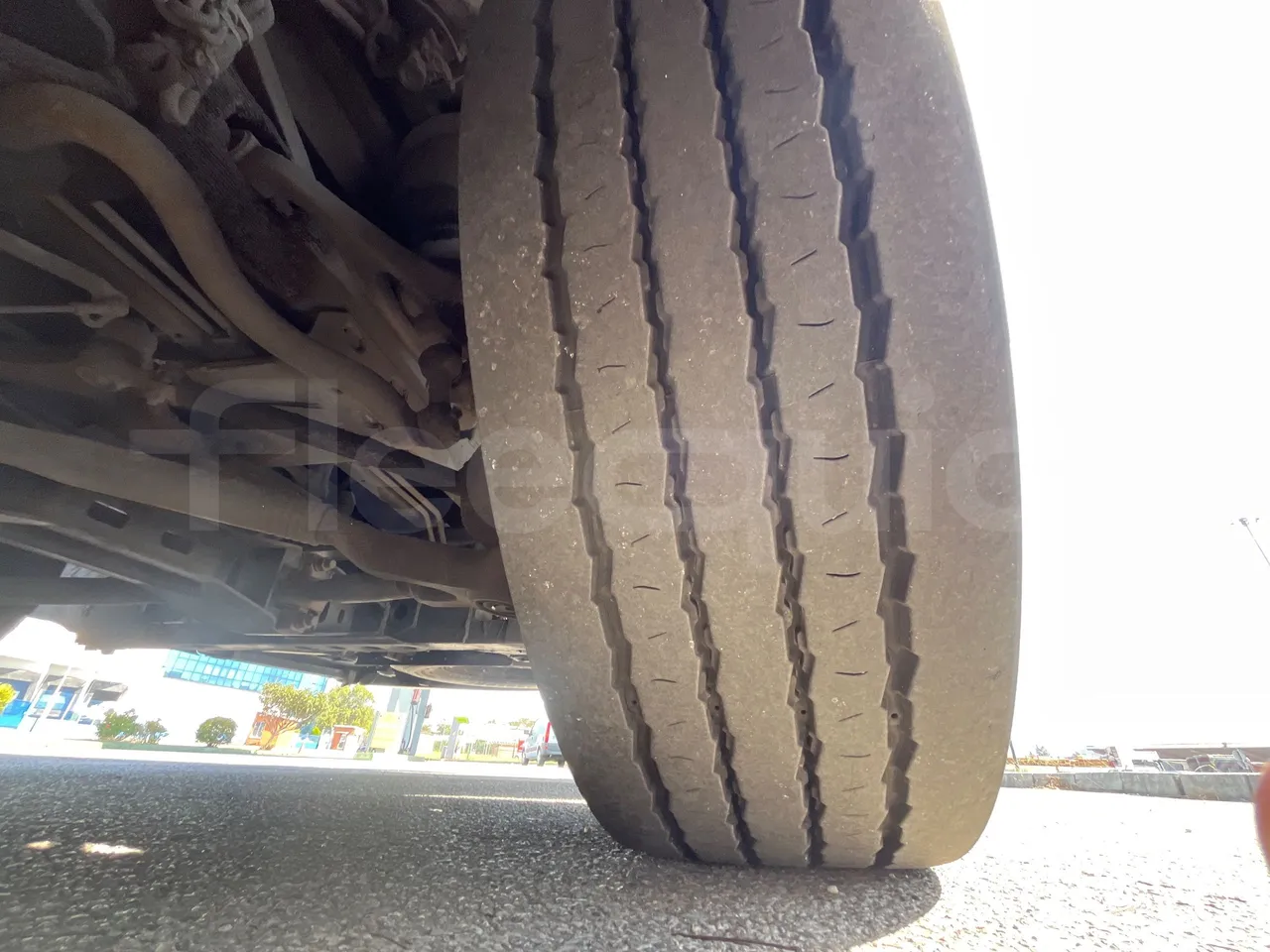 Mercedes-Benz OC 500 RF A4GC10 -EUR4 -260kW -13.5m - tread condition third axle tires left