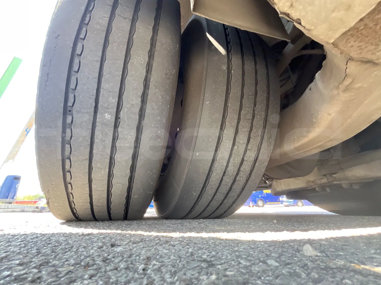 Mercedes-Benz OC 500 RF A4GC10 -EUR4 -260kW -13.5m - tread condition third axle tires right