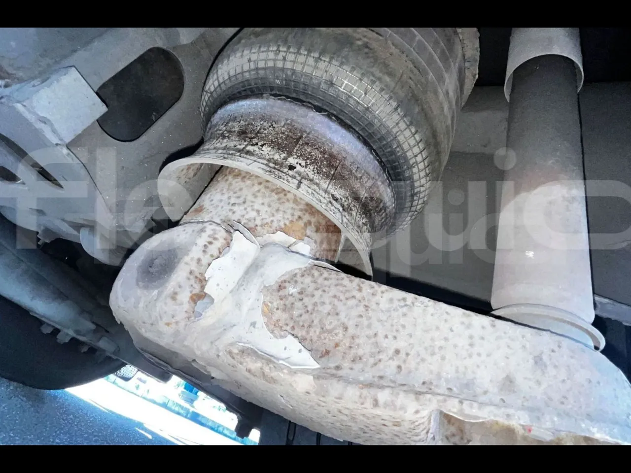 Mercedes-Benz OC 500 RF A4GC10 -EUR4 -260kW -13.5m - axle 2 shock absorbers 1 left