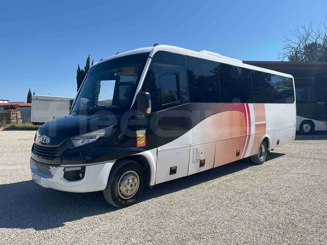Iveco 70C18 IS72CI2DA - EUR6 - 132kW - 8.900m - 3/4 front left