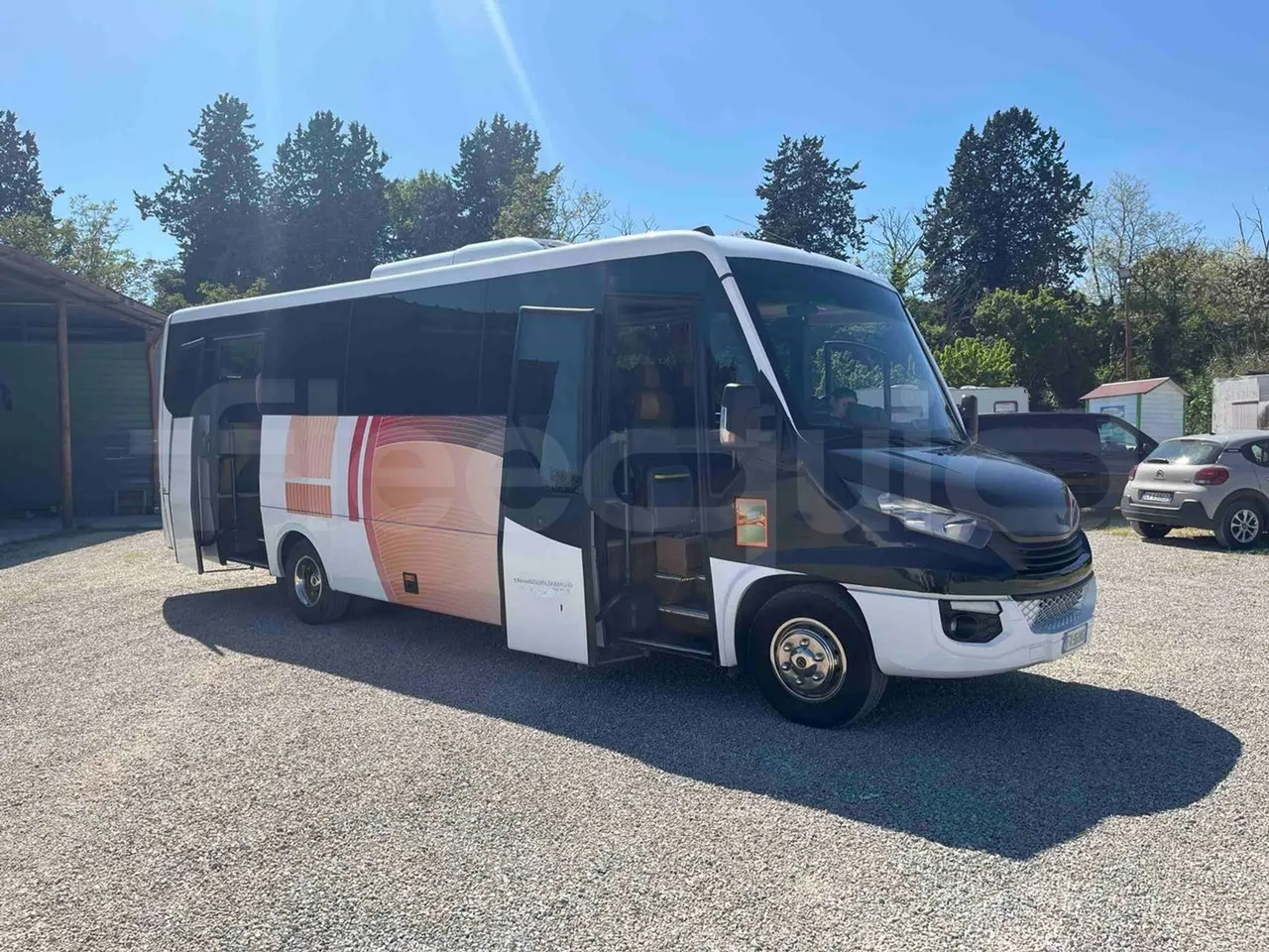 Iveco 70C18 IS72CI2DA - EUR6 - 132kW - 8.900m - 3/4 right front doors open