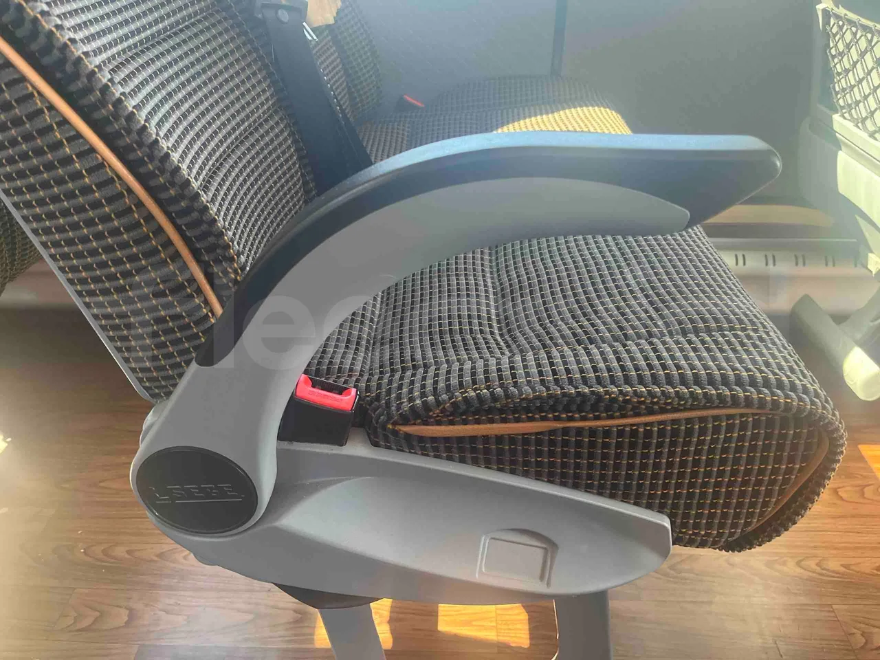 Iveco 70C18 IS72CI2DA - EUR6 - 132kW - 8.900m - armrest detail photo