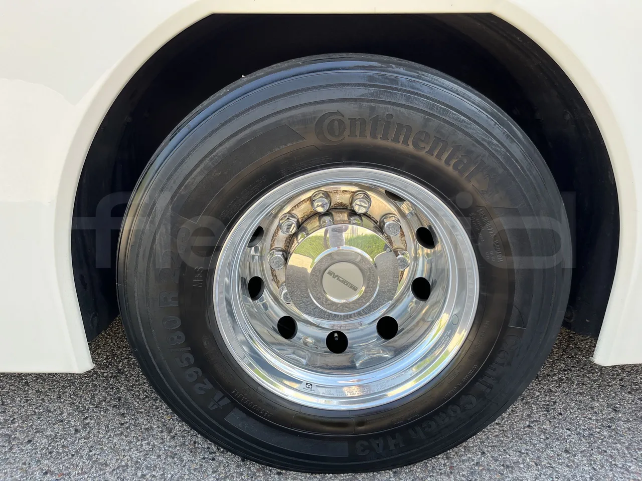 Neoplan Tourliner - Second Axle Left Side: Complete Wheel