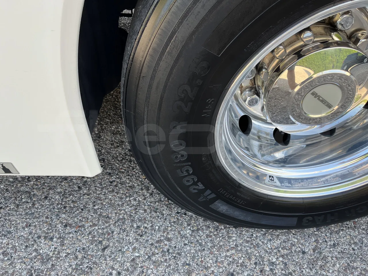 Neoplan Tourliner - Second Axle Left Side: Tyre Size