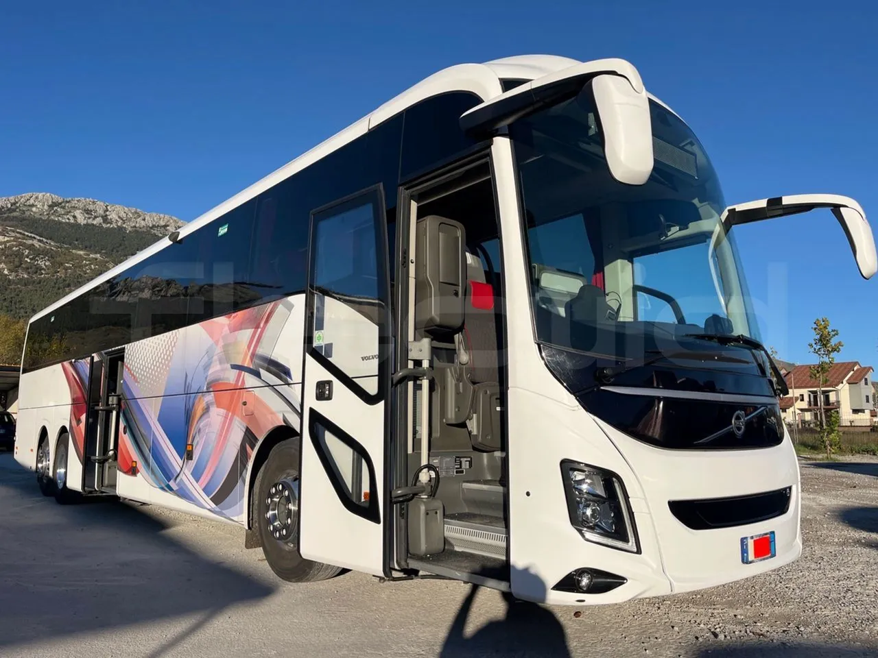 Volvo 9700 B6SC - Euro6 - 345kW - 14mt - 3/4 right front doors open