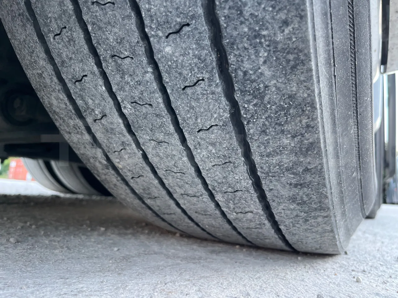 Volvo 9700 B6SC - Euro6 - 345kW - 14mt - tread condition front tires right