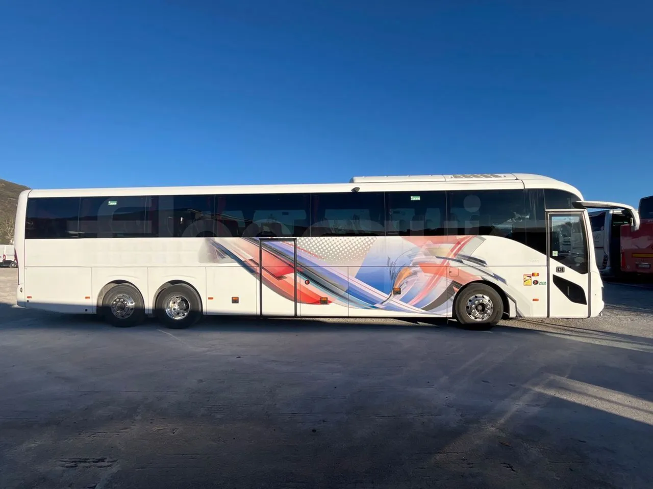 Volvo 9700 B6SC - Euro6 - 345kW - 14mt - right side doors closed