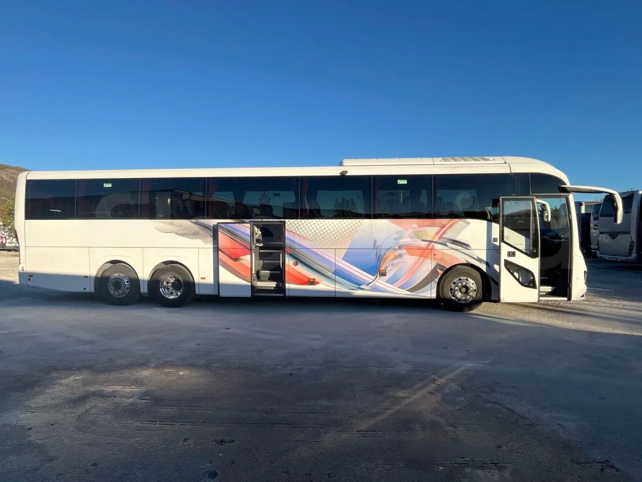 Volvo 9700 B6SC - Euro6 - 345kW - 14mt - right side doors open