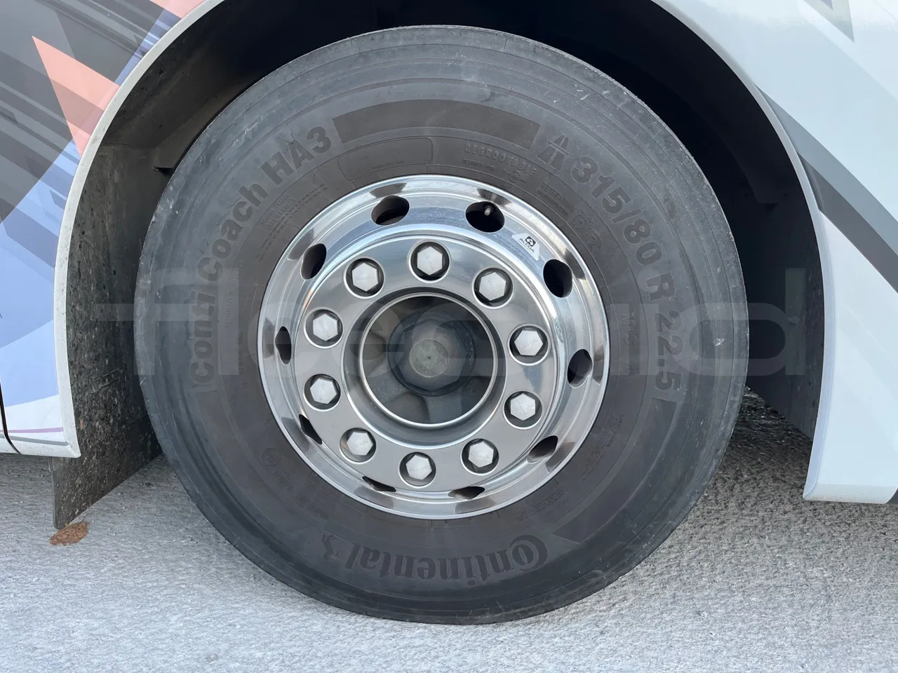 Volvo 9700 B6SC - Euro6 - 345kW - 14mt - front left tire measurements