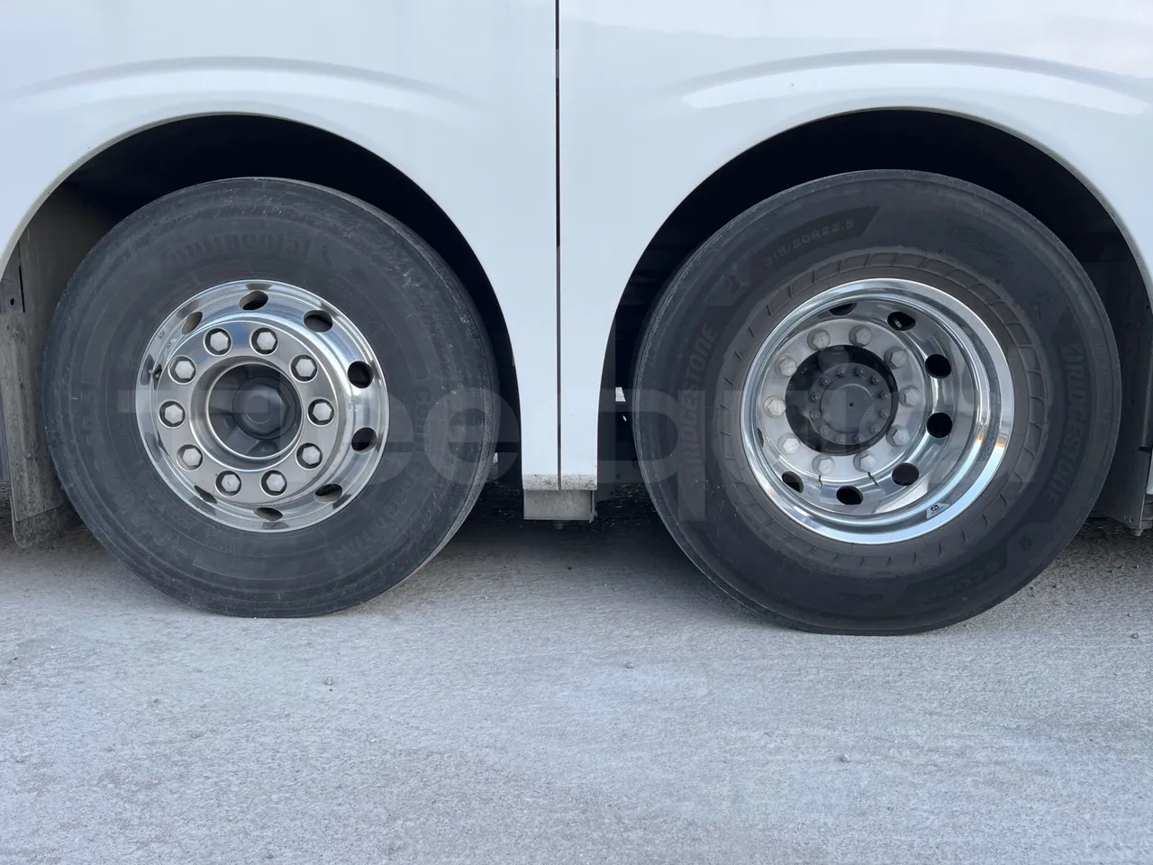 Volvo 9700 B6SC - Euro6 - 345kW - 14mt - rear left tire photo