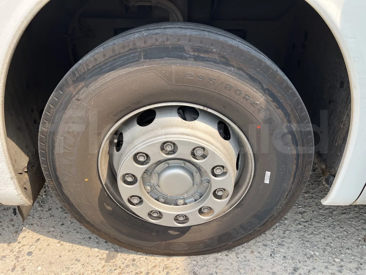 Setra S415 - First Axle Left Side: Complete Tyre