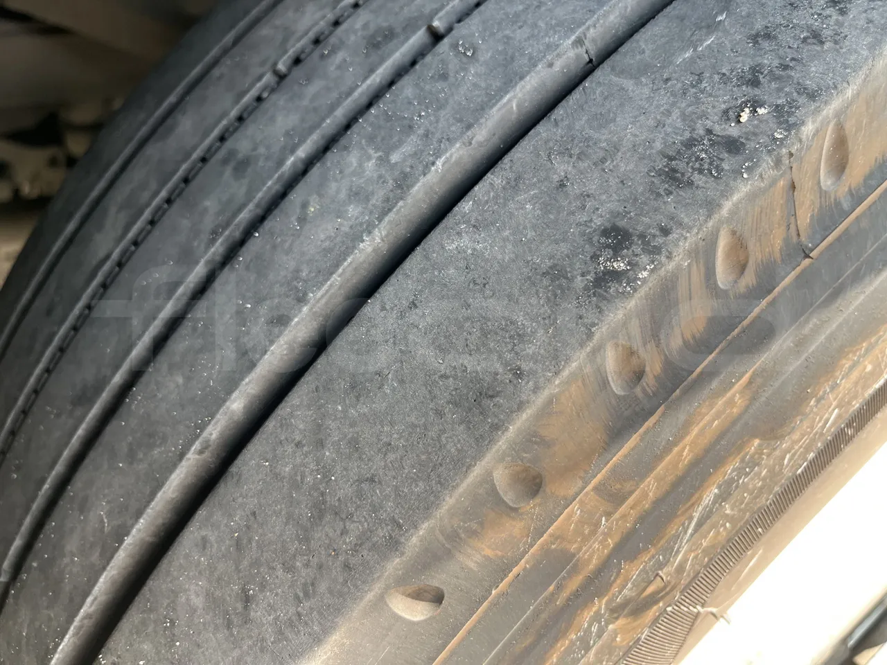 Setra S415 - First Axle Left Side: Tyre Tread