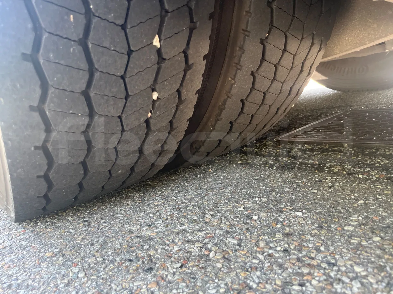 Iveco Magelys Pro - tread condition second axle tires left