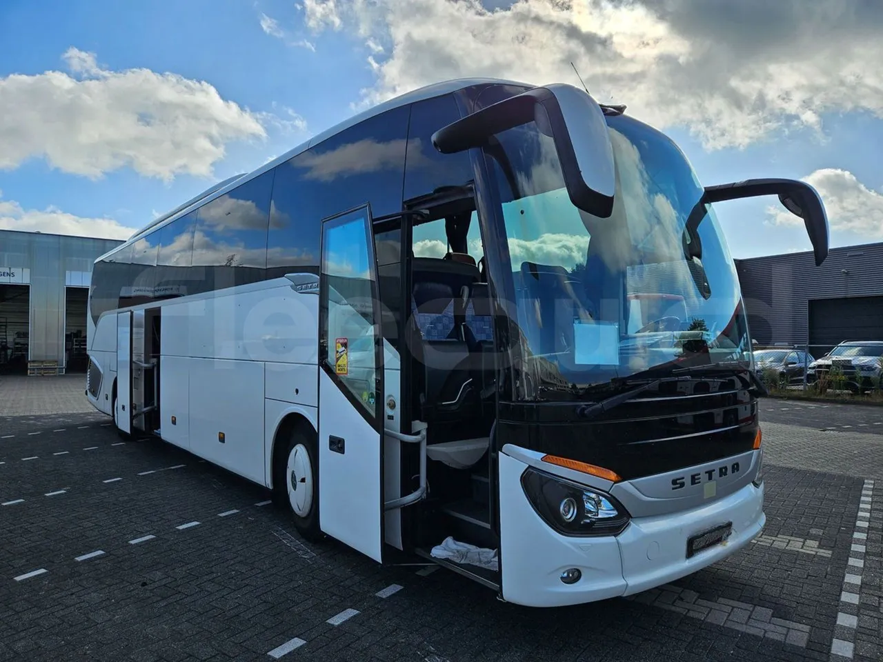 Setra S516 HD/2 - EUR6 - 315kW - 13.12m - 3/4 right front doors open